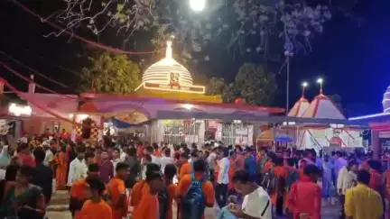 मोतिहारी: सावन की पहली सोमवारी को बिहार के सुप्रसिद्ध अरेराज बाबा सोमेश्वर नाथ महादेव मंदिर में उमड़ी भक्तों की भीड़