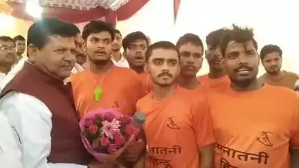 सीतापुर: श्यामनाथ मंदिर में नगर विकास राज्य मंत्री राकेश राठौर ने कावड़ियों का जोरदार स्वागत किया, अपने हाथों से की पुष्प वर्षा