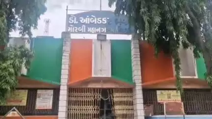 મોરબી: મોરબીની આંબેડકર કોલોનીમાં ગટર, અને પાણીના પ્રશ્નોને લઈને રજુઆત કરવા આવેલ ટોળાને પોલીસે અટકાવ્યું #jansamasya