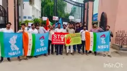 उड़ीसा में एबीवीपी से जुड़ी छात्रा के आत्मदाह की कोशिश करने पर वाराणसी में एनएसयूआई ने किया विरोध प्रदर्शन