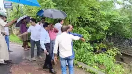 পাঁশকুড়া: খুব একটা আতঙ্কিত হতে না বলছি আমরা সতর্ক আছি পাঁশকুড়া কংসাবতী নদী তীরবর্তী এলাকায় পরিদর্শনের পর বললেন জেলার জেলাশাসক