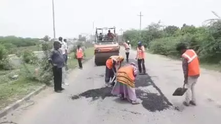 ભુજ: મુખ્યમથક ભુજમાં વિવિધ રોડ રસ્તાઓનું ડામરવર્કથી સમારકામ શરૂ કરાયું