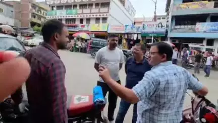 लोहाघाट में बिना जीएसटी व फूड लाइसेंस के बाहरी व्यापारियों के व्यापार करने पर व्यापार संघ ने जताई नाराजगी।