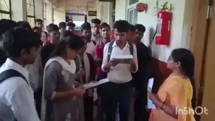 गुना नगर: पीजी कॉलेज में प्रवेश के लिए छात्रों की कम रुचि, तीसरे चरण में केवल 36% सीटें भरीं, DSO ने प्राचार्य को दिया ज्ञापन