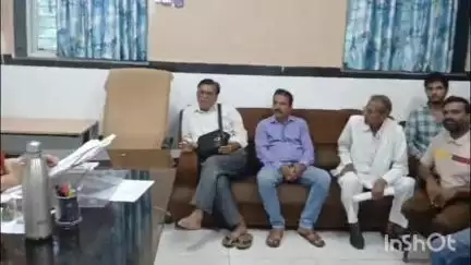 सिवनी मालवा: भगवान की मूर्ति पर जूता फेंकने वाले कोटवार का मामला: ग्रामीणों ने एसडीएम को ज्ञापन सौंपा, बर्खास्त करने की मांग