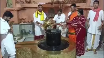 चित्तौड़गढ़: ऐतिहासिक दुर्ग स्थित प्राचीन नीलकंठ महादेव मंदिर पर सावन के पहले सोमवार को विशेष अभिषेक का हुआ आयोजन