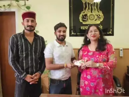 बल्ह: नेरचौक में अधिवक्ता रजत गांधी ने आपदा पीड़िता नीतिका को आर्थिक सहायता प्रदान की