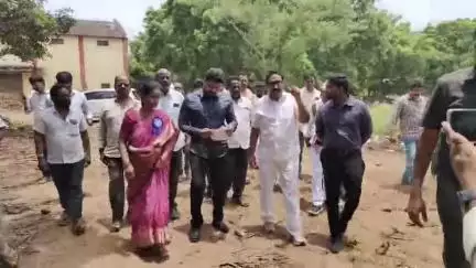 కొత్తపేట ఆర్డీవో, ఇతర ప్రభుత్వ కార్యాలయాల నిర్మాణానికై స్థల పరిశీలన చేసిన జిల్లా కలెక్టర్ మహేష్ కుమార్