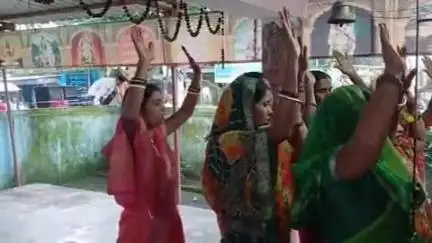 सिसई प्रखंड क्षेत्र में #सावन के पहले #सोमवारी पर #मंदिरों में #भक्तों की #भारी #भीड़