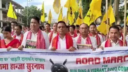 কোকৰাঝাৰ ভাগ: চহৰত 'জৈ বড়ো হাৰিনী জৈ' ধ্বনিৰে এবছুৰ উদ্যোগত বিশাল পদযাত্ৰা অনুষ্ঠিত
