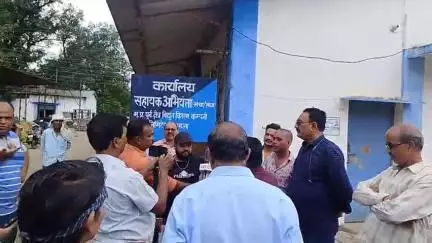 मंडला: स्मार्ट मीटर का उपभोक्ताओं ने किया विरोध, अधिक बिल आने का लगाया आरोप, शहरी क्षेत्र विद्युत विभाग कार्यालय पर प्रदर्शन