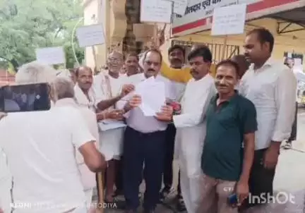 अन्ता: तामखेड़ा गांव में 200 बीघा चरागाह भूमि से अतिक्रमण हटाने की मांग को लेकर राज्यपाल के नाम तहसीलदार को दिया ज्ञापन