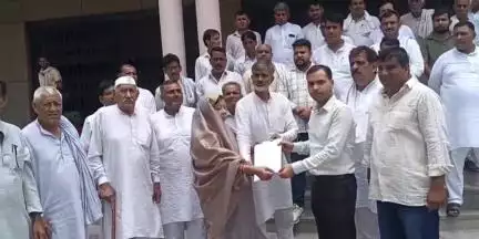 बागपत: सरूरपुर कलां की ग्राम प्रधान ने अंतरिम आदेश को तत्काल प्रभाव से निरस्त करने के लिए कलेक्ट्रेट पहुंचकर सौंपा ज्ञापन