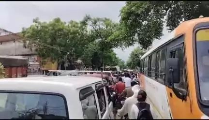 बेल्थरा रोड: स्कूल की छुट्टी के बाद बेल्थरारोड में लगा लंबा जाम, राहगीर हुए परेशान