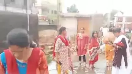 পুরুলিয়া ২: ভারীবর্ষণের কারণে রাস্তার উপরে জমছে জল সমস্যায় বিকাশ পল্লীর এলাকার মানুষ ,পরিস্থিতি দেখতে উপস্থিত পৌরপ্রধান#janasamasya
