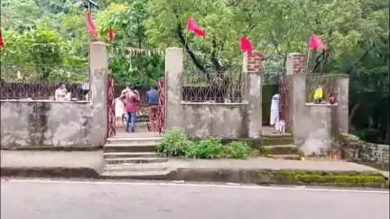 ঝালদা ১: ঝালদা বাঘমুন্ডি সড়কের উপর বিরাজমান বনদেবতা মা দুয়ারসিনী পুজোয় ভক্তের সমাগম