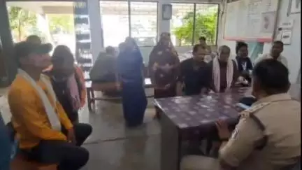 चांपा: सारागांव पुलिस की प्रोएक्टिव पहल से दो गांवों के बीच तनाव हुआ खत्म, आपसी समझौते से विवाद सुलझा