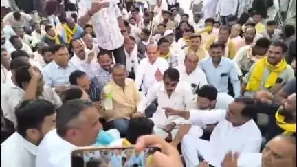 धार: धार जिले के किसानों ने समस्याओं को लेकर कलेक्टर कार्यालय के सामने किया धरना प्रदर्शन