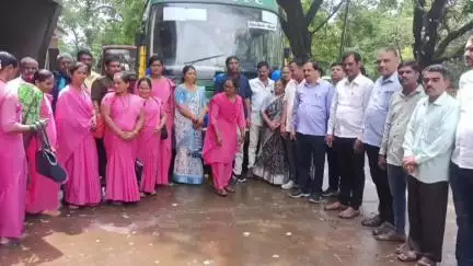 ಸೂಪಾ: ಜೋಯಿಡಾ ಬಸ್ ನಿಲ್ದಾಣದಲ್ಲಿ ಸಾರಿಗೆ ಬಸ್ಸಿಗೆ ಪೂಜೆ ಸಲ್ಲಿಸುವ ಮೂಲಕ ಶಕ್ತಿ ಯೋಜನೆಯ ಸಂಭ್ರಮಾಚರಣೆ