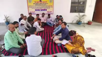 शाहबाद: तहसील मुख्यालय पर मुआवजा की मांग को लेकर लेखपाल संघ ने धरना दिया और एसडीएम को ज्ञापन सौंपा