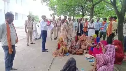 महोबा: दिसरापुर तालाब की पानी निकासी बंद होने से बिलवई ग्राम पंचायत में जलभराव होने से ग्रामीण परेशान, डीएम से लगाई गुहार
