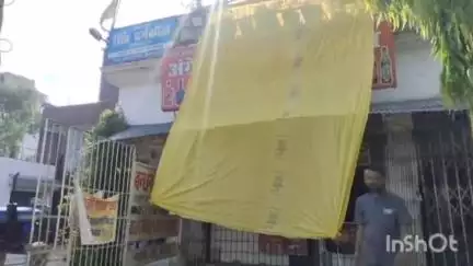 बरेली: एसएसपी अनुराग आर्य के निर्देश पर शहर में कांवड़ रूट पर पड़ने वाली शराब की दुकानों को त्रिपाल से ढकवाया गया