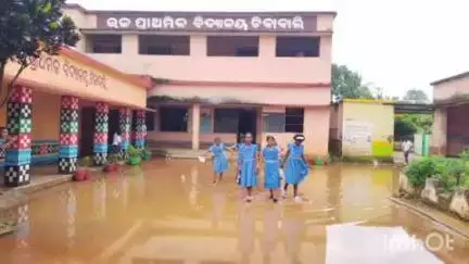 ଜି ଉଦୟଗିରି: ଟିକାବାଲି ସହରରେ ଥିବା  ଉଚ୍ଚ ପ୍ରାଥମିକ ବିଦ୍ୟାଳୟର ସ୍କୁଲ୍  ପରିସରରେ ଆଣ୍ଠୁଏପାଣି ପାଠପଢ଼ାରେ ଛାତ୍ରଛାତ୍ରୀ ମାନଙ୍କ  ବାଧାପ୍ରାପ୍ତ