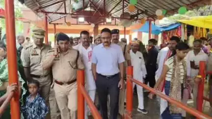 खलीलाबाद: श्रावण मास के पहले दिन तामेश्वर नाथ धाम पहुंचे डीएम और SP ने जलाभिषेक कर भोलेनाथ का लिया आशीर्वाद