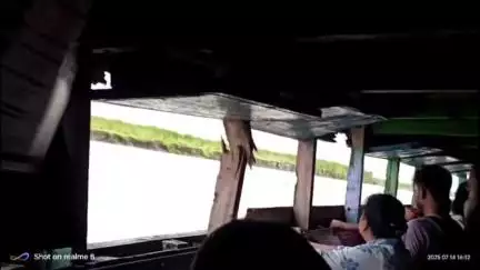 মানকাচৰ: ধুবুৰী-সুখচৰ যাত্ৰীবাহী ফেৰীত অত্যাধিক সামগ্ৰী কঢ়িওৱাক লৈ উত্তেজনা , প্ৰতিক্ৰিয়া যাত্ৰীৰ