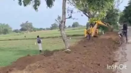 सिकंदराराऊ: कानऊ सकरा मार्ग का चौड़ीकरण व पुनः निर्माण कार्य हुआ शुरू, ग्रामीणों ने मुख्यमंत्री को दिया धन्यवाद
