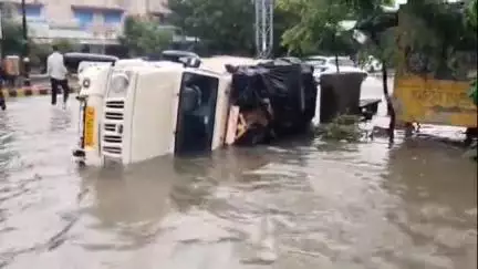 पाली: कोतवाली थाना क्षेत्र के विवेकानंद सर्किल पर खुले नाले में गिरकर पिकअप हुई दुर्घटनाग्रस्त, चालक ने कूदकर बचाई अपनी जान