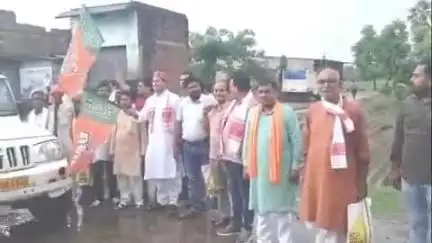 पकड़ी दयाल: मधुबन विधायक राणा रणधीर सिंह ने मोतिहारी में पीएम के आगमन के प्रचार रथ को पकड़ीदयाल से हरी झंडी दिखाकर रवाना किया