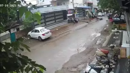 मल्हारगंज: गाँधी नगर में कार की टक्कर से छात्र की मौत, सीसीटीवी में कैद हुई घटना