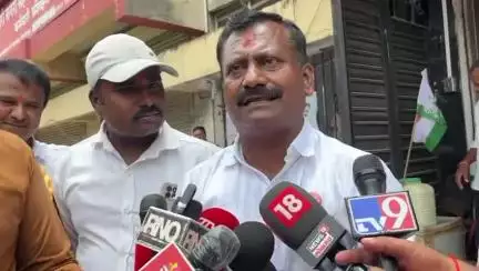 स्वाभिमानी शेतकरी संघटनेच्या वतीने क्रांती चौकातील साखर संचालक कार्यालयासमोर आमरण उपोषण
