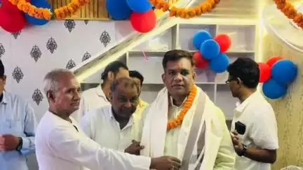 सासाराम: स्थानीय विधायक राजेश गुप्ता ने सासाराम में नवीन प्रतिष्ठान का उद्घाटन किया