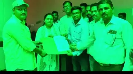 पुवायां: पुवायां तहसील में लेखपाल का धरना प्रदर्शन, एसडीएम को मुख्यमंत्री के नाम सौंपा ज्ञापन