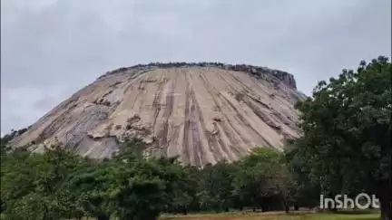 कुनकुरी: कुनकुरी के मयाली में सावन के पहले सोमवार को शिवभक्तों ने सबसे बड़े प्राकृतिक शिवलिंग मधेश्वर महादेव को चढ़ाया जल