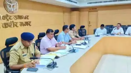 खलीलाबाद: कलेक्ट्रेट सभागार में डीएम की अध्यक्षता में अभियोजन को लेकर अधिकारियों के साथ बैठक की गई
