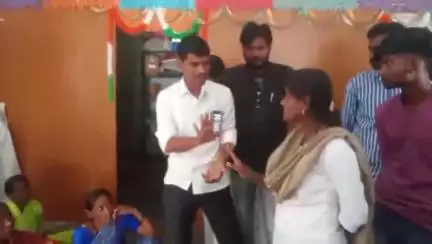 ರಾಯಚೂರು: ಖಾಲಿ ಕೊಡ ಹಿಡಿದು ಪಿಡಿಓ ಅಧಿಕಾರಿಗೆ ಎಚ್ಚರಿಕೆ ನೀಡಿದ ಮರ್ಚೆಡ್ ಗ್ರಾಮಸ್ಥರು