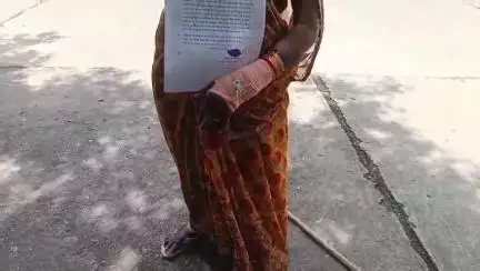 महोबा: बरेड़ा बुजुर्ग में नाबालिग को बालिग दिखाकर खतौनी में नाम दर्ज, बुजुर्ग महिला ने लेखपाल व अधिकारियों पर लगाए आरोप