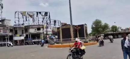 वर्धा: वर्ध्यात कारचा विचित्र अपघात: आर्वी नाका ते कारला चौक रस्त्यावर वाहतूक विस्कळीत, दुचाकीस्वार जखमी