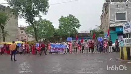अशोक नगर: कलेक्ट्रेट कार्यालय के बाहर छात्र संगठन एआईडीएसओ ने बारिश के बीच प्रदर्शन कर अपनी मांगों का दिया ज्ञापन