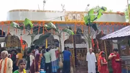 मनिहारी: मनिहारी के शिव सेना मंदिर परिसर में प्रथम सोमवारी पर भक्ति जागरण, उमड़ी श्रद्धालुओं की भीड़