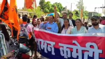बरेली: अलखनाथ मंदिर पर अमन कमेटी के मुस्लिम भाइयों ने कांवड़ियों पर की पुष्प वर्षा