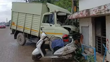 തൃശൂർ: പുഴയ്ക്കലിൽ വാഹനങ്ങൾ കൂട്ടിയിടിച്ച് അപകടം, നാലു പേർക്ക് പരിക്കേറ്റു