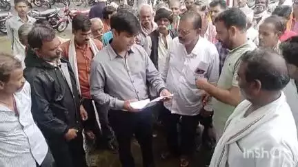 राहतगढ़: अतिवृष्टि से परेशान उमरिया सेमरा के किसानों ने सर्वे और मुआवजे की मांग के लिए कलेक्टर को ज्ञापन सौंपा