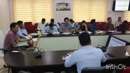 अशोक नगर: कलेक्टर की अध्यक्षता में लंबित पत्रों की समीक्षा बैठक आयोजित, अवैध कॉलोनियों पर हो कार्यवाही