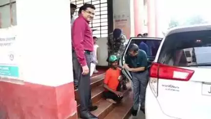चास: दिव्यांग सुरेश कुमार महतो ने समाहरणालय में उपायुक्त से मिलकर ई-ट्राईसाइकिल की मांग की