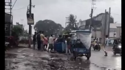 হরিহরপাড়া: বৃষ্টি বাদল সন্ধ্যায় হরিহরপাড়ার স্বরুপপুর মোড় সংলগ্ন এলাকায় দুটি টোটো মুখোমুখি সংঘর্ষে রাস্তায় উল্টে গেল একটি টোটো