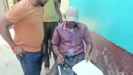 घोसी: घोसी में मतदाता पुनरीक्षण का कार्य युद्ध स्तर पर जारी, बीएलओ घर-घर जाकर दे रहे दस्तक